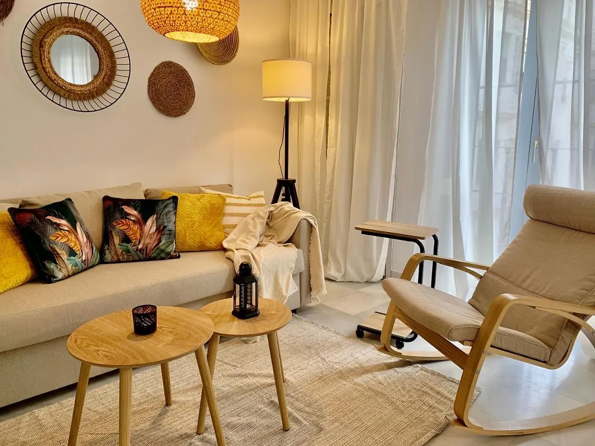 Homely Malaga Larios إسبانيا